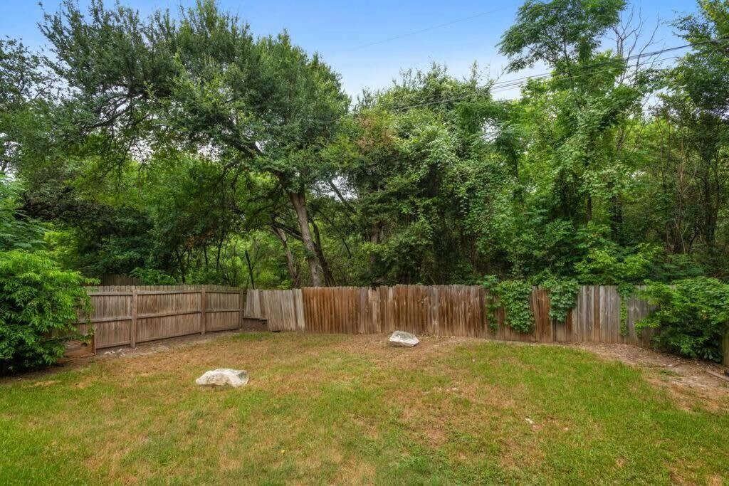 Charming 2 Bedroom Unit With Large Yard Holiday home