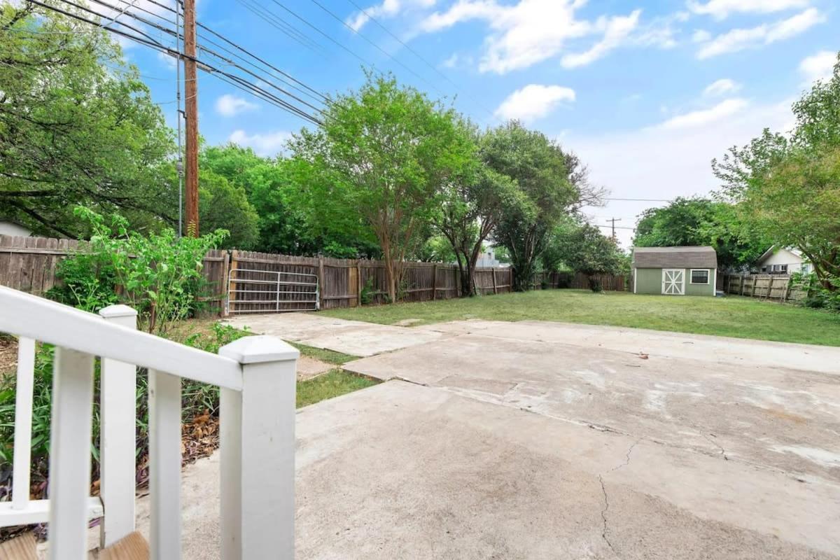 Quaint 3 Bedroom House With Huge Yard Holiday home