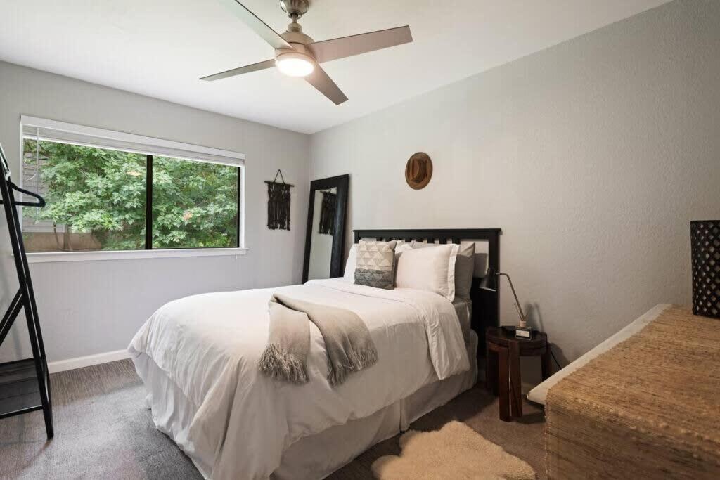 Charming South 2 Bedroom *
