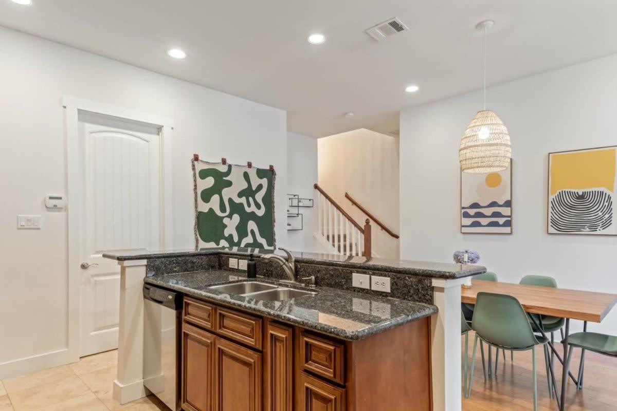 Modern Lively 3 Bedroom House In Hip East Austin