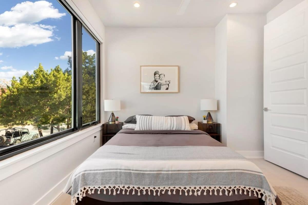 New Modern 3 Bedroom House In Hip East *