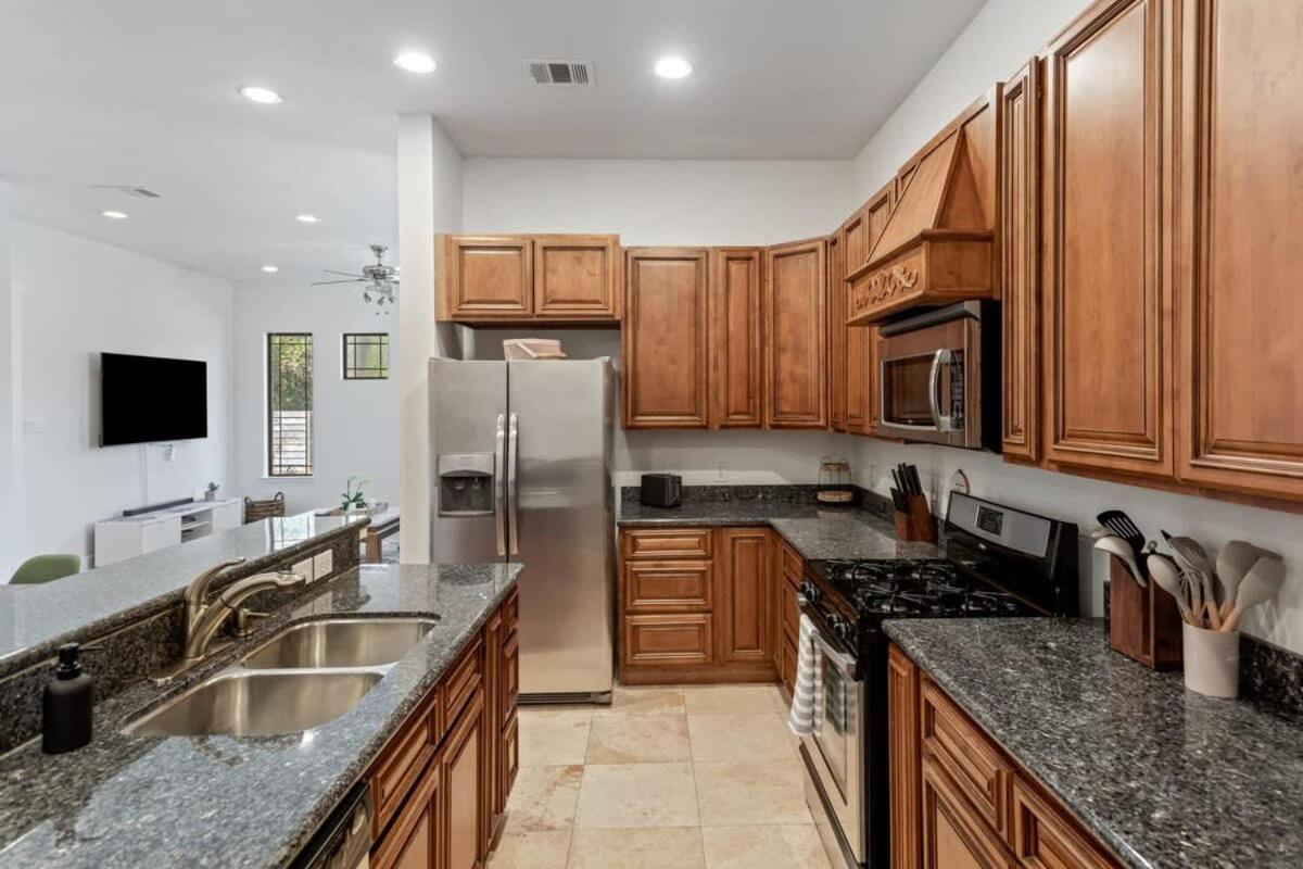 Modern Lively 3 Bedroom House In Hip East Austin