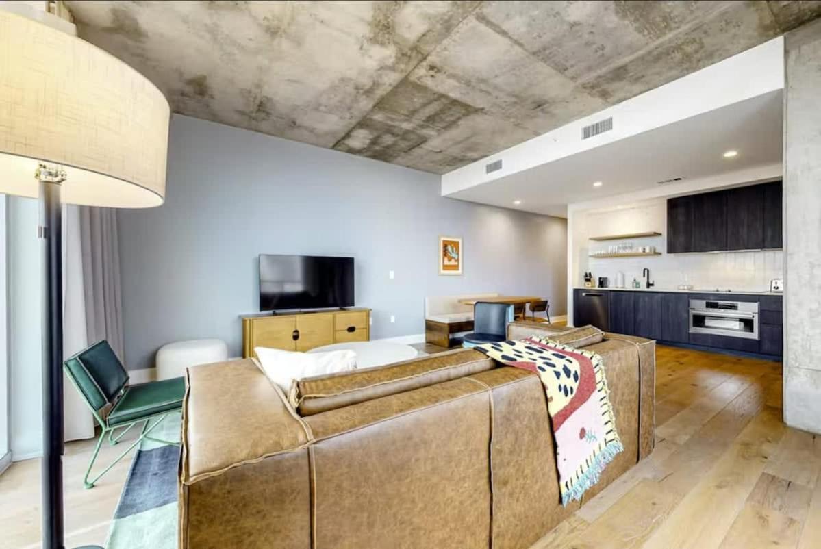 Luxe High Rise Off Of Rainey St Holiday home