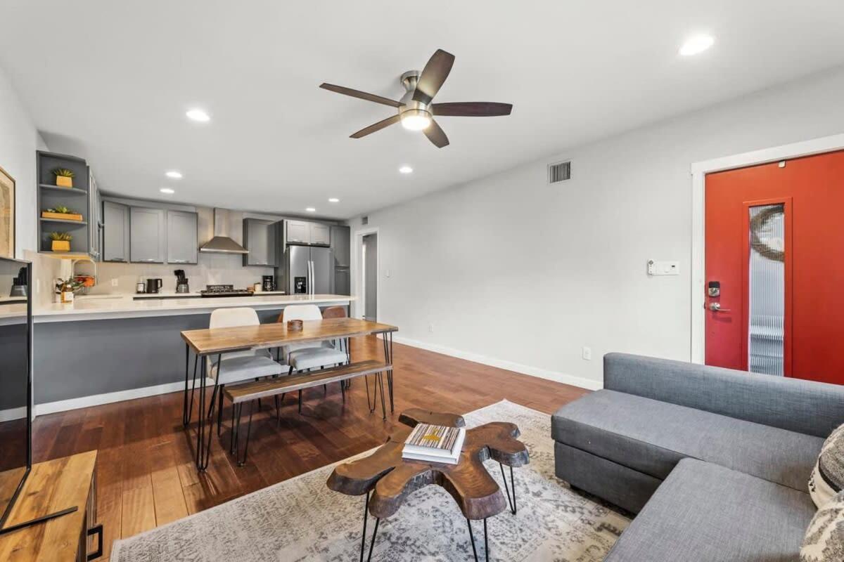 Mid-century In Zilker With A Backyard Holiday home *