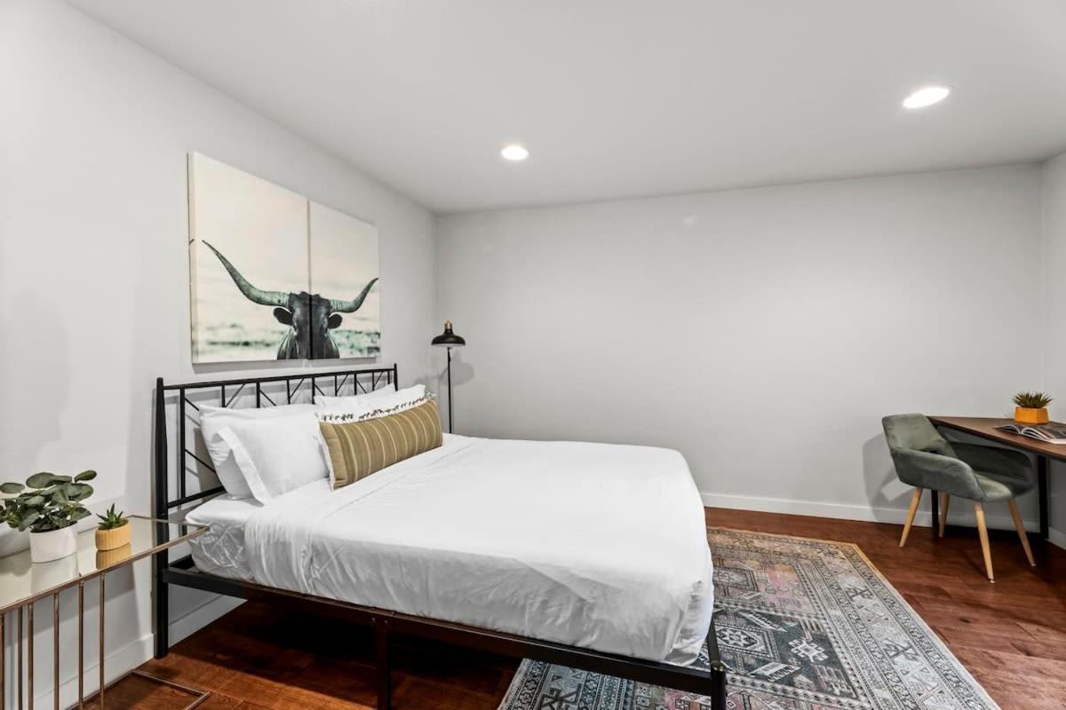 Holiday home Mid-century In Zilker With A Backyard *