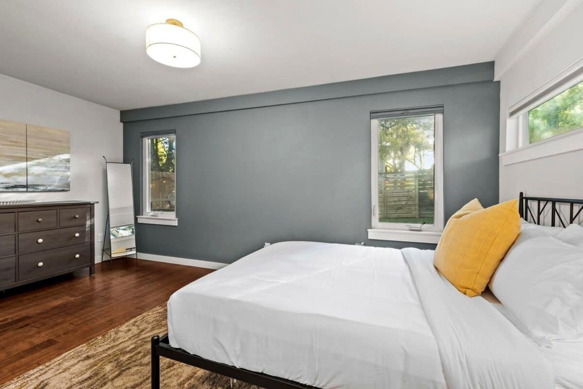 Holiday home Mid-century In Zilker With A Backyard *