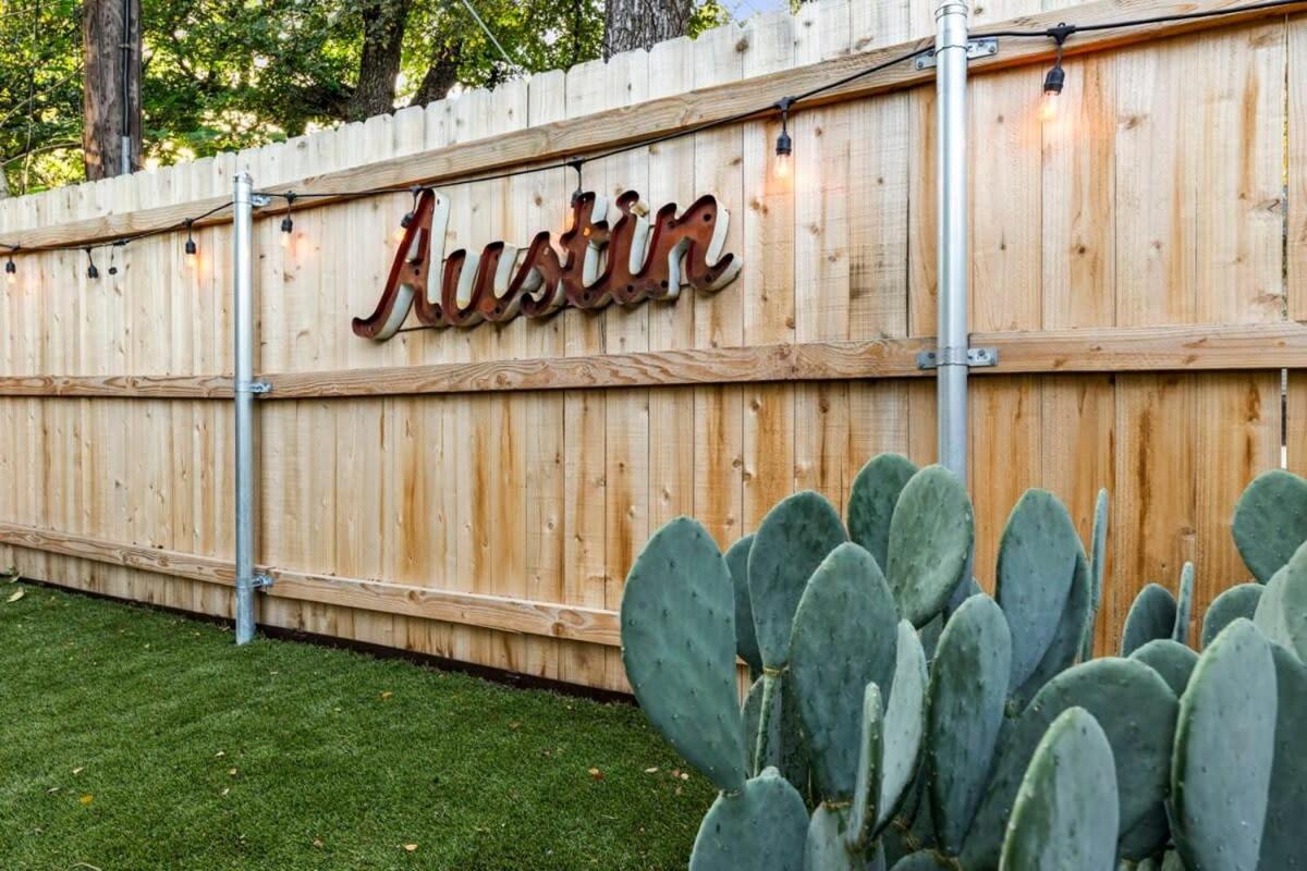 Holiday home Mid-century In Zilker With A Backyard
