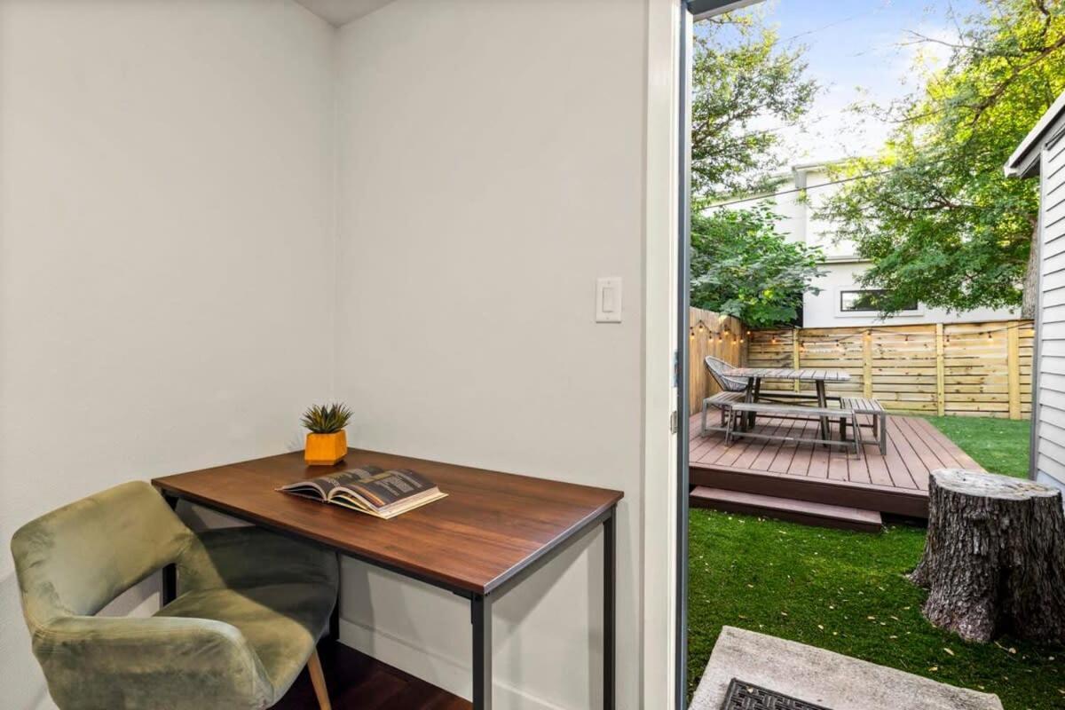 Holiday home Mid-century In Zilker With A Backyard