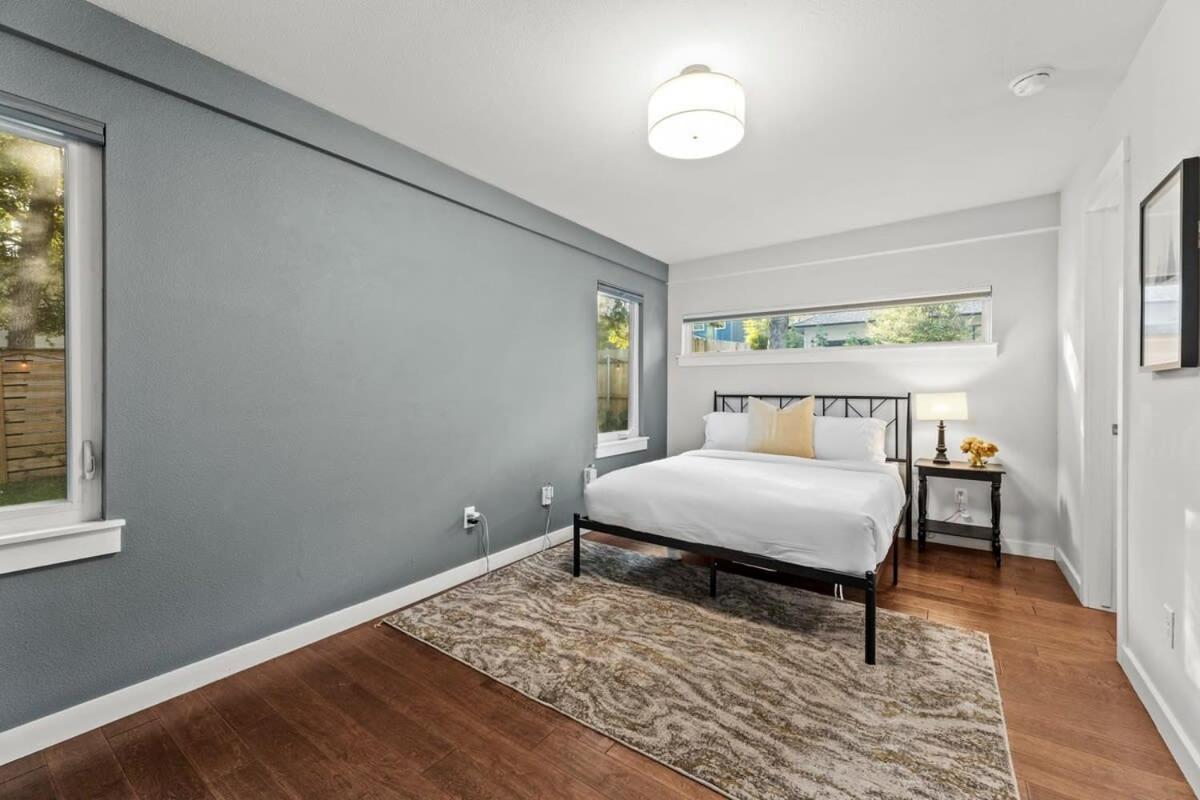 Mid-century In Zilker With A Backyard Holiday home *