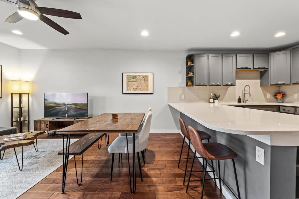 Mid-century In Zilker With A Backyard Holiday home *