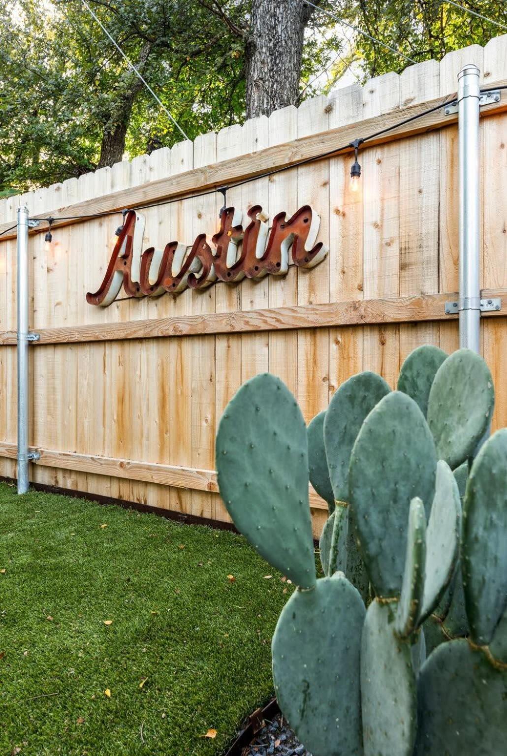 Holiday home Mid-century In Zilker With A Backyard *