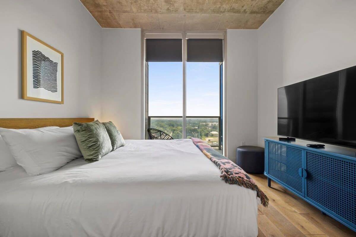 Modern Rainey St Oasis - Pool & Stunning Views * Austin