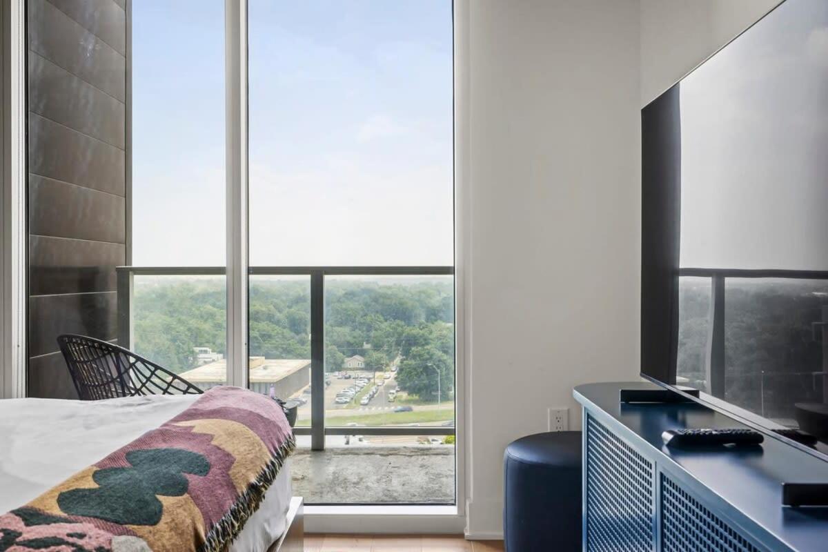 Modern Rainey St Oasis - Pool & Stunning Views * Austin