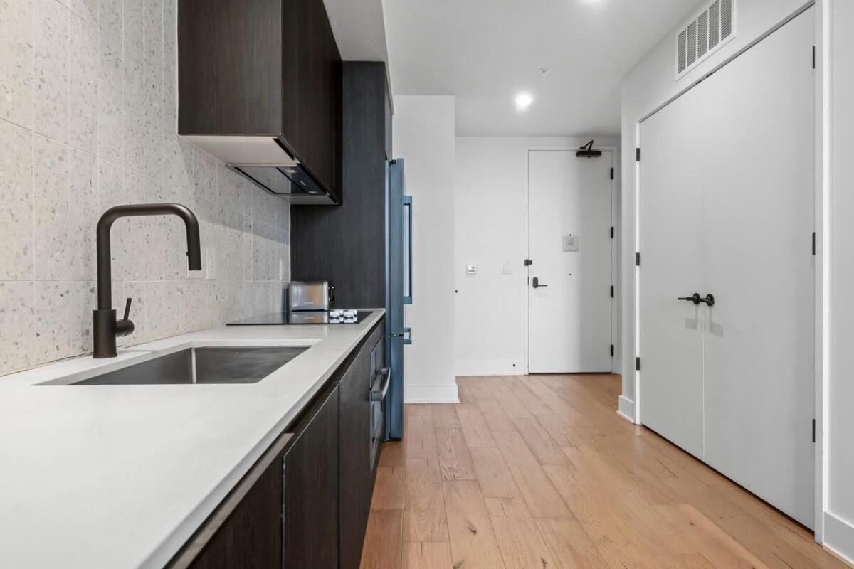 Modern Rainey St Oasis - Pool & Stunning Views * Austin