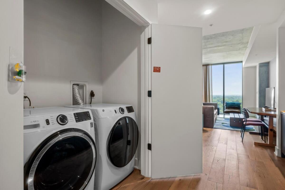 Modern Rainey St Oasis - Pool & Stunning Views * Austin