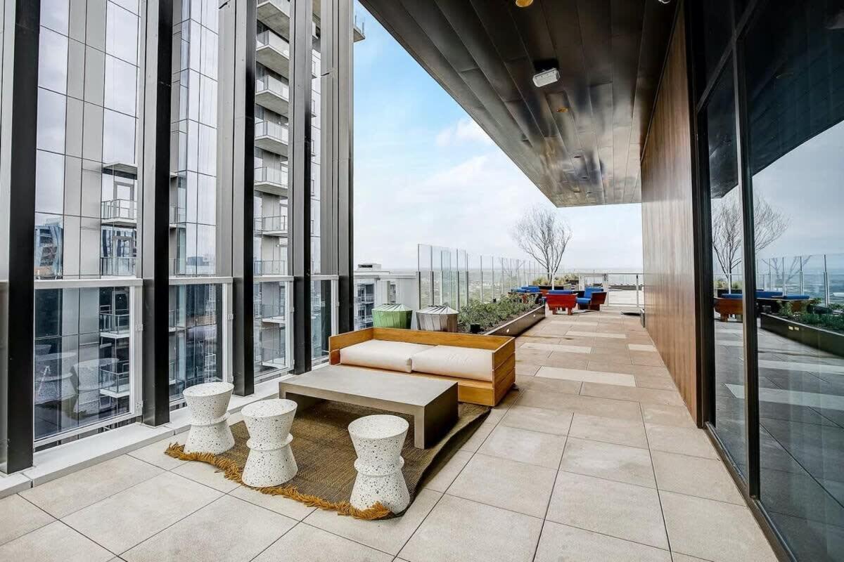 Modern Rainey St Oasis - Pool & Stunning Views * Austin