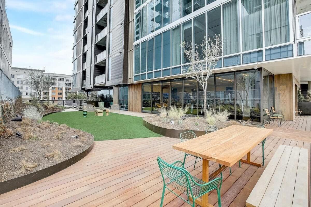 Modern Rainey St Oasis - Pool & Stunning Views