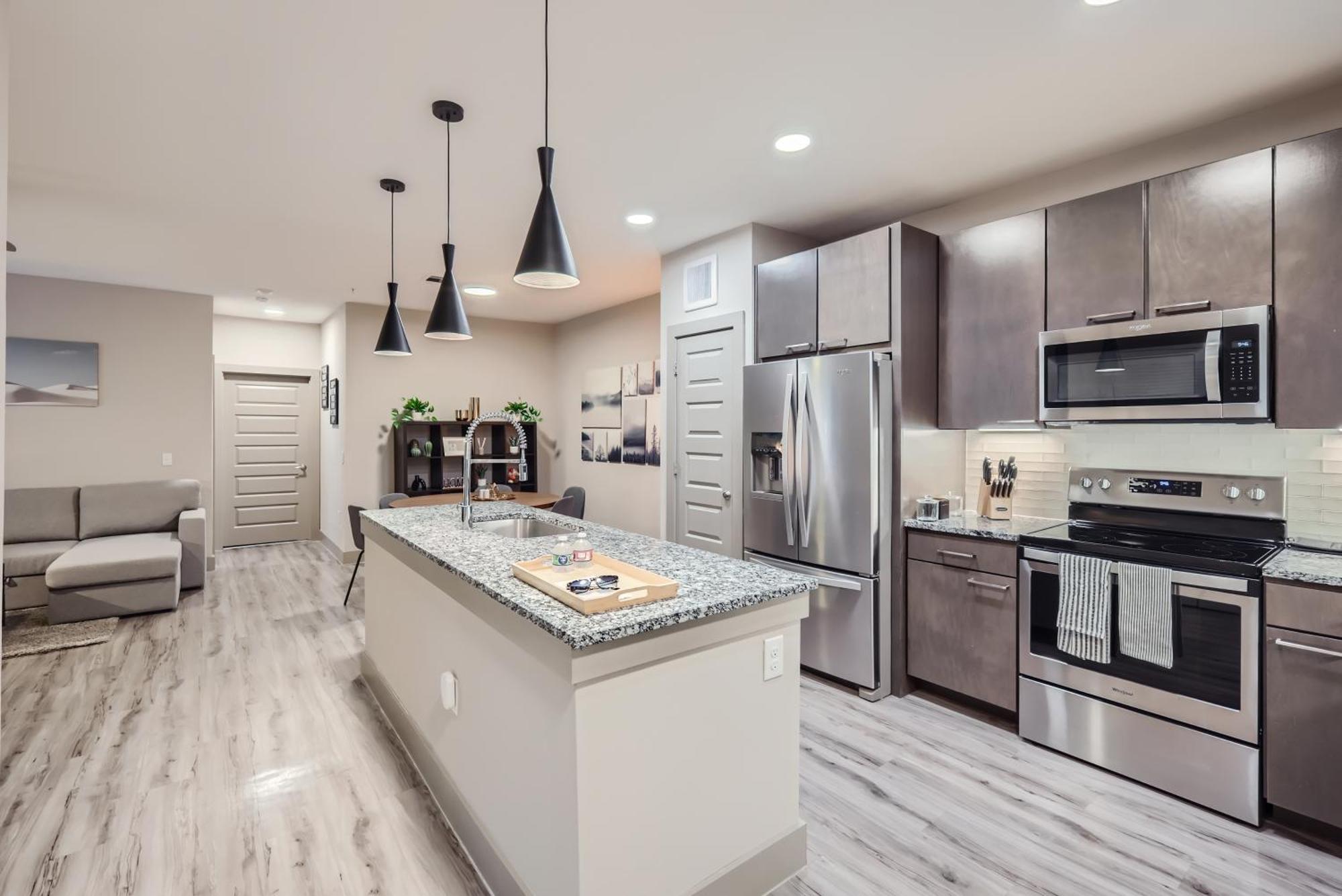 Cozy 2-bedroom In Lovely Apartment *