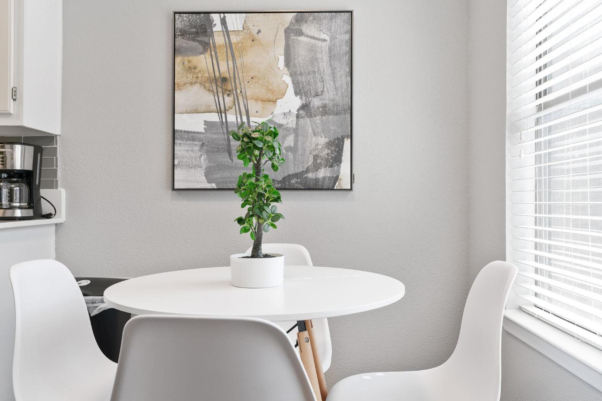 Chic Urban Retreat North Lamar Apartment *
