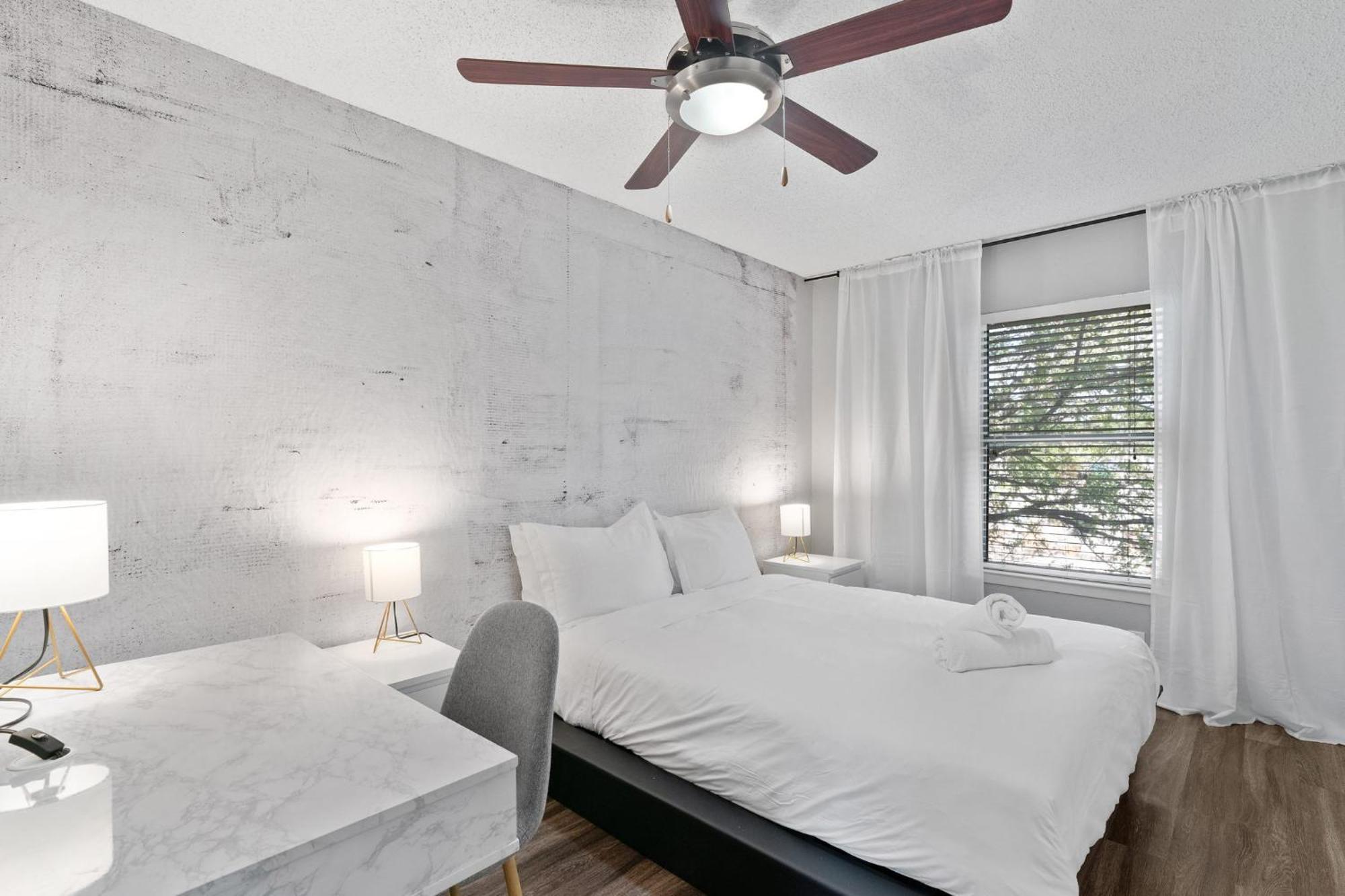 Chic Urban Retreat North Lamar Apartment *