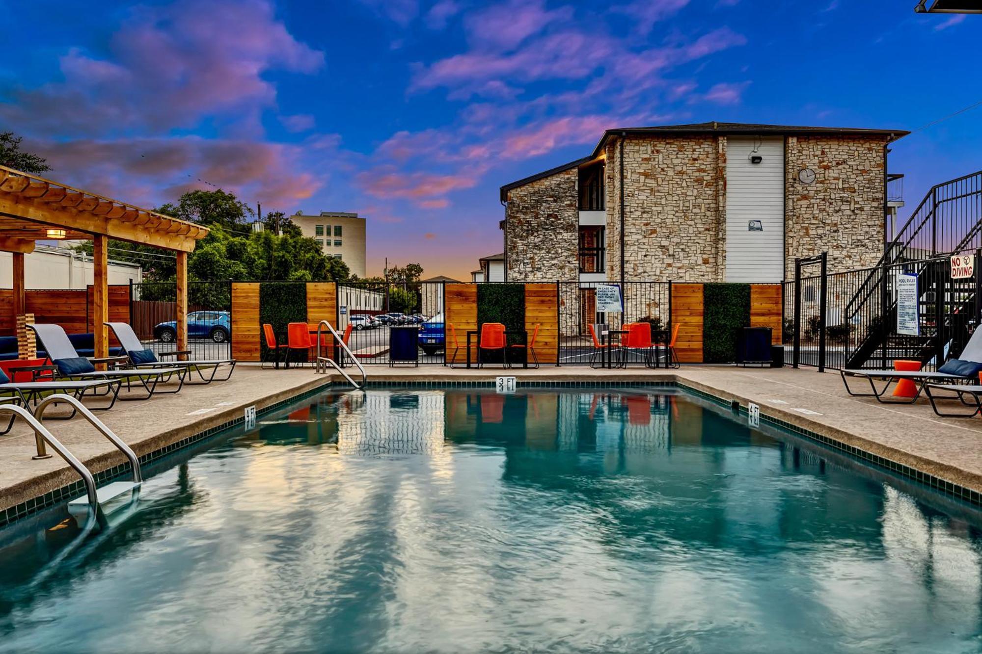 Chic Urban Retreat North Lamar Apartment *