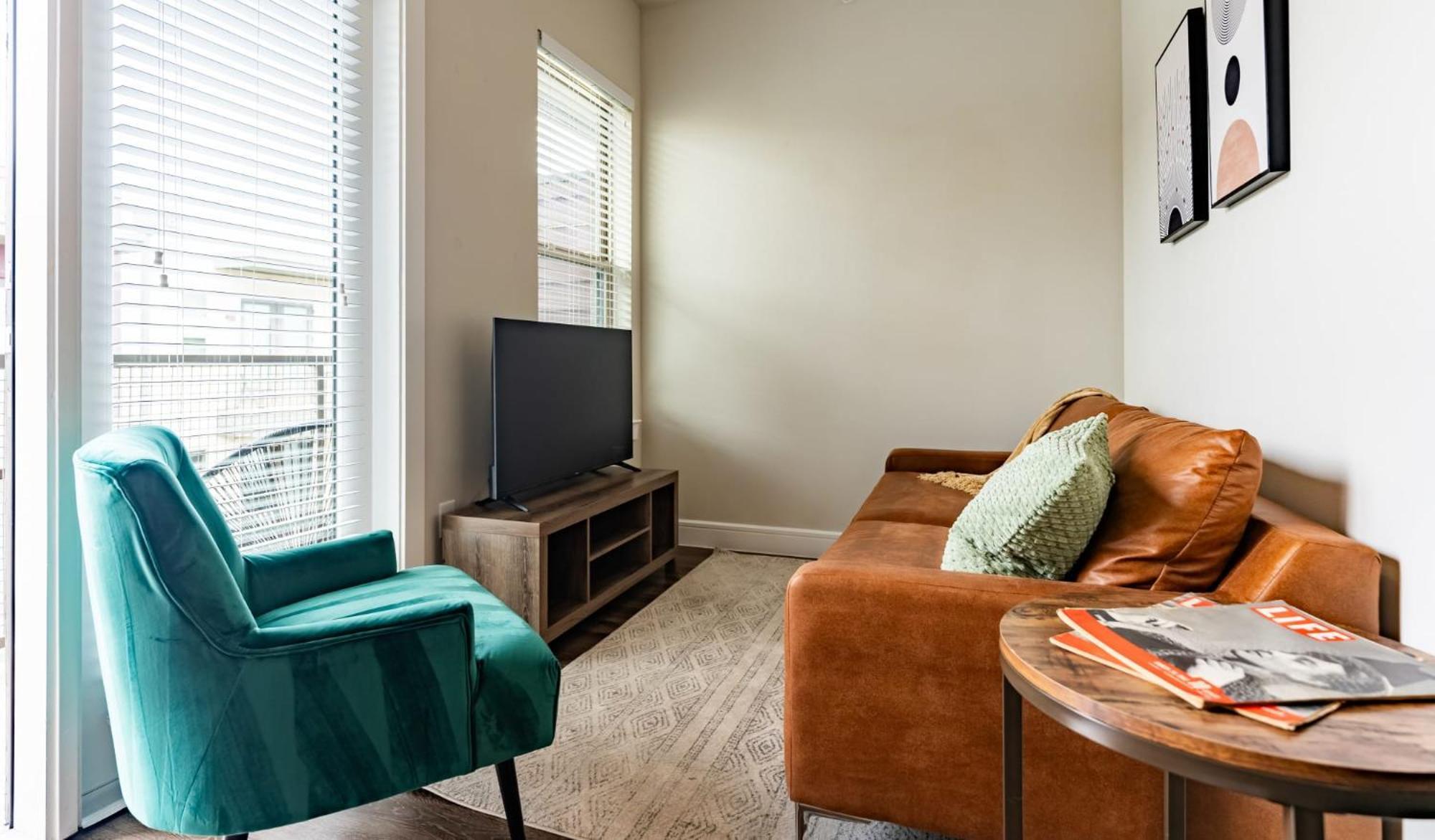 Stylish Downtown With Gym And Pool Access *