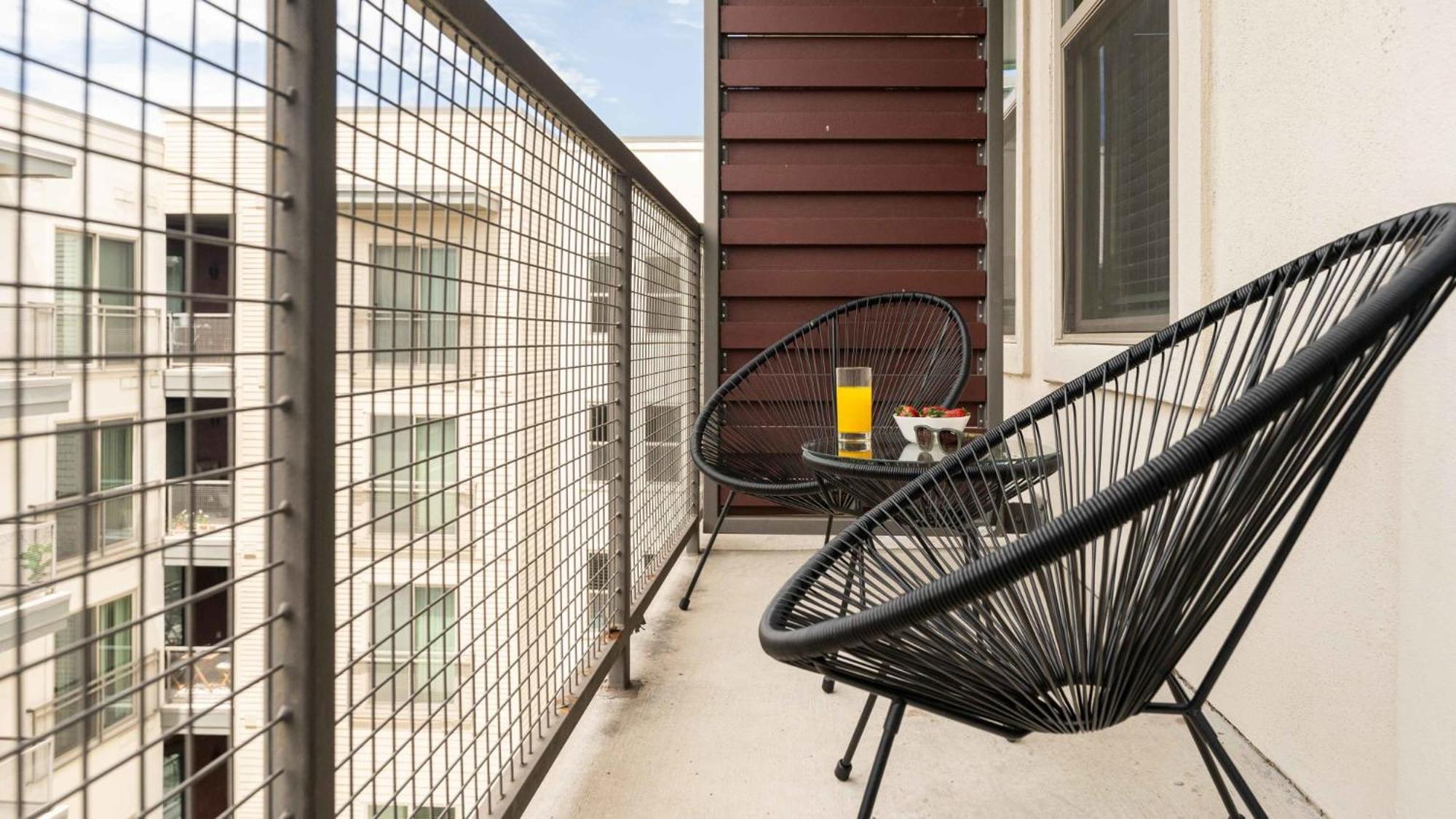 Stylish Downtown With Gym And Pool Access Apartment