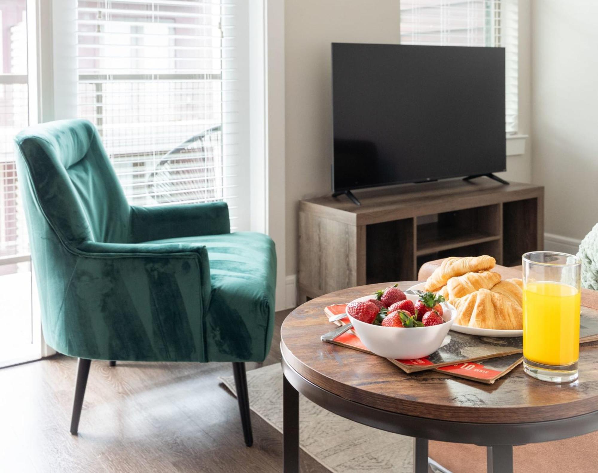 Stylish Downtown With Gym And Pool Access Apartment