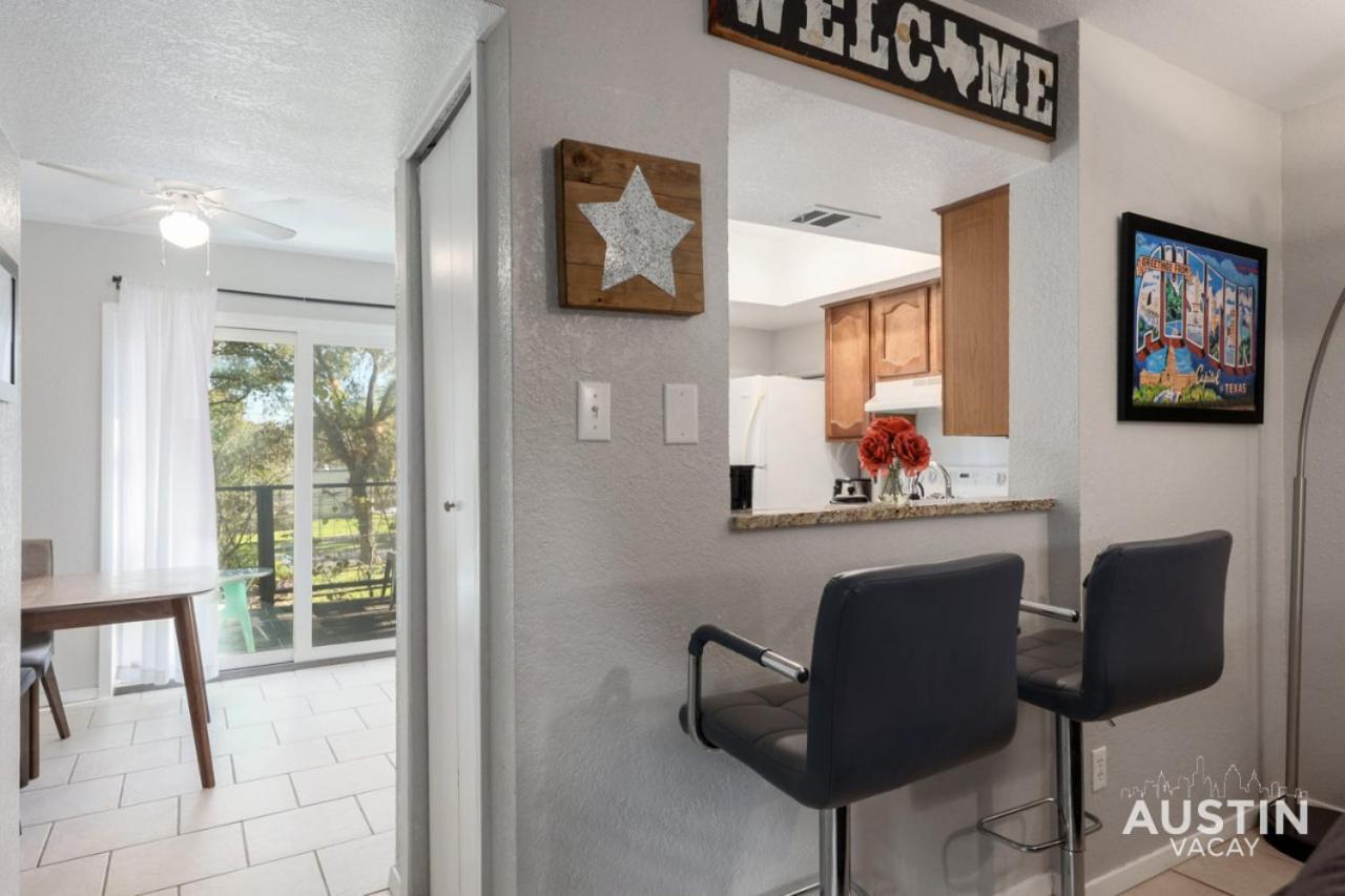 Apartment 2 Miles To Dt Updated Pet-friendly For Four Austin
