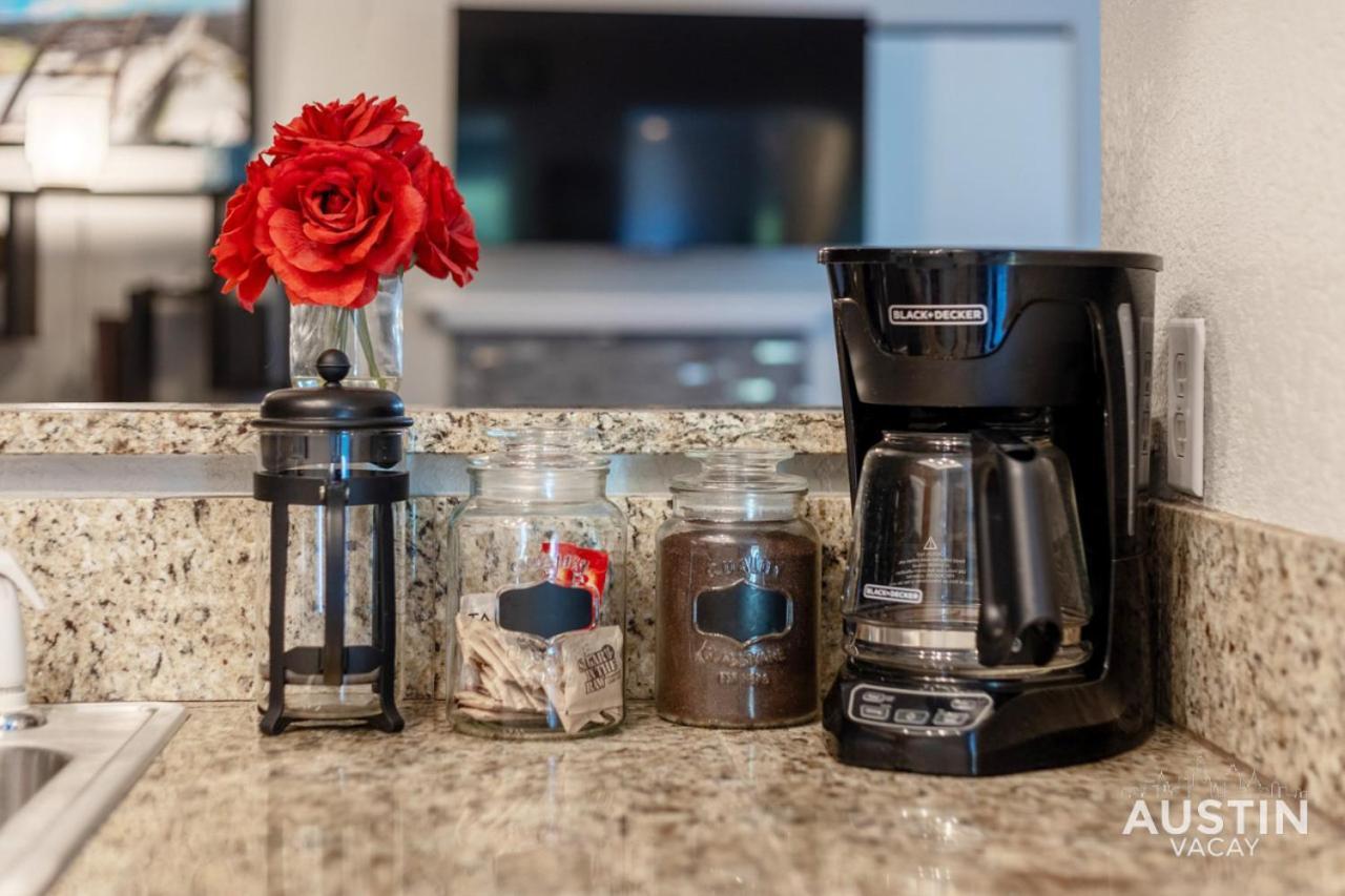 Apartment 2 Miles To Dt Updated Pet-friendly For Four Austin