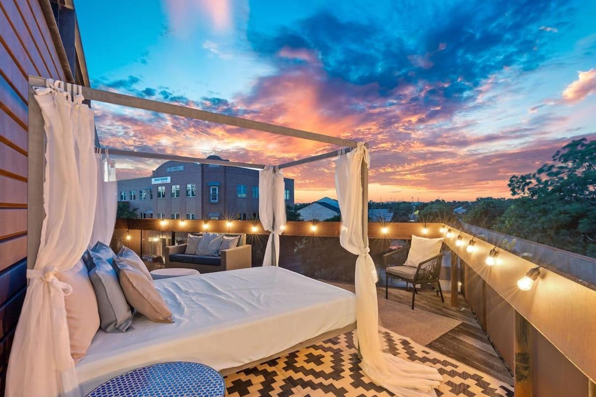2br Designer On Trendy East 11th St, Downtown Holiday home