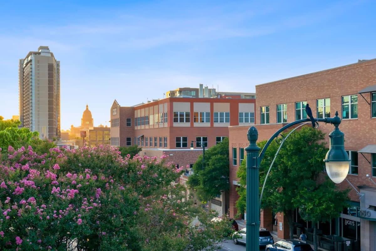 Holiday home 2br Designer On Trendy East 11th St, Downtown Austin