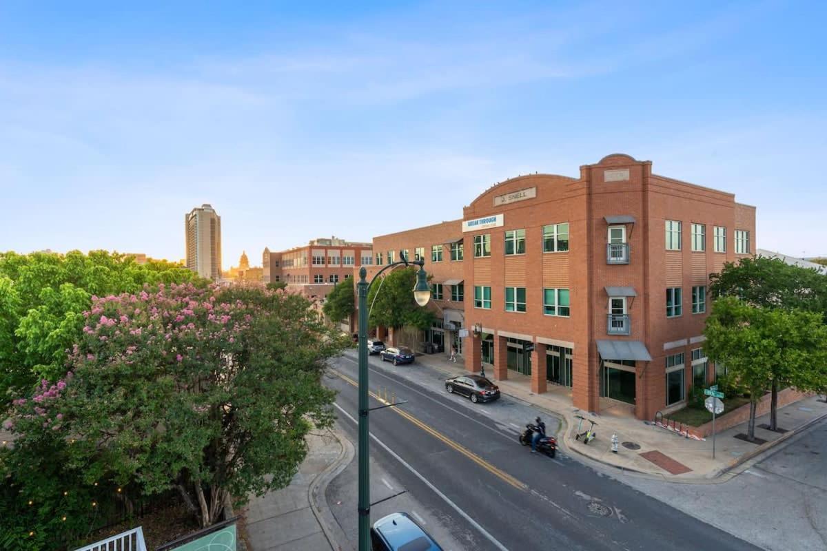 2br Designer On Trendy East 11th St, Downtown Holiday home