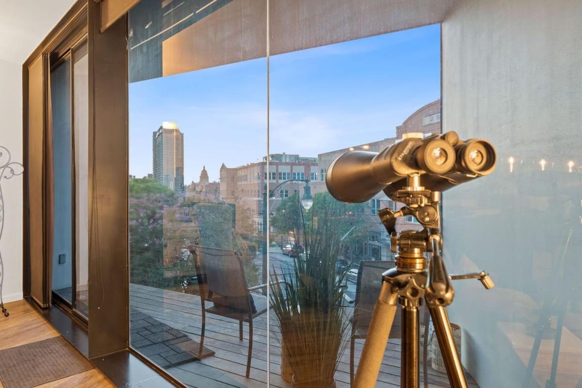 2br Designer On Trendy East 11th St, Downtown *
