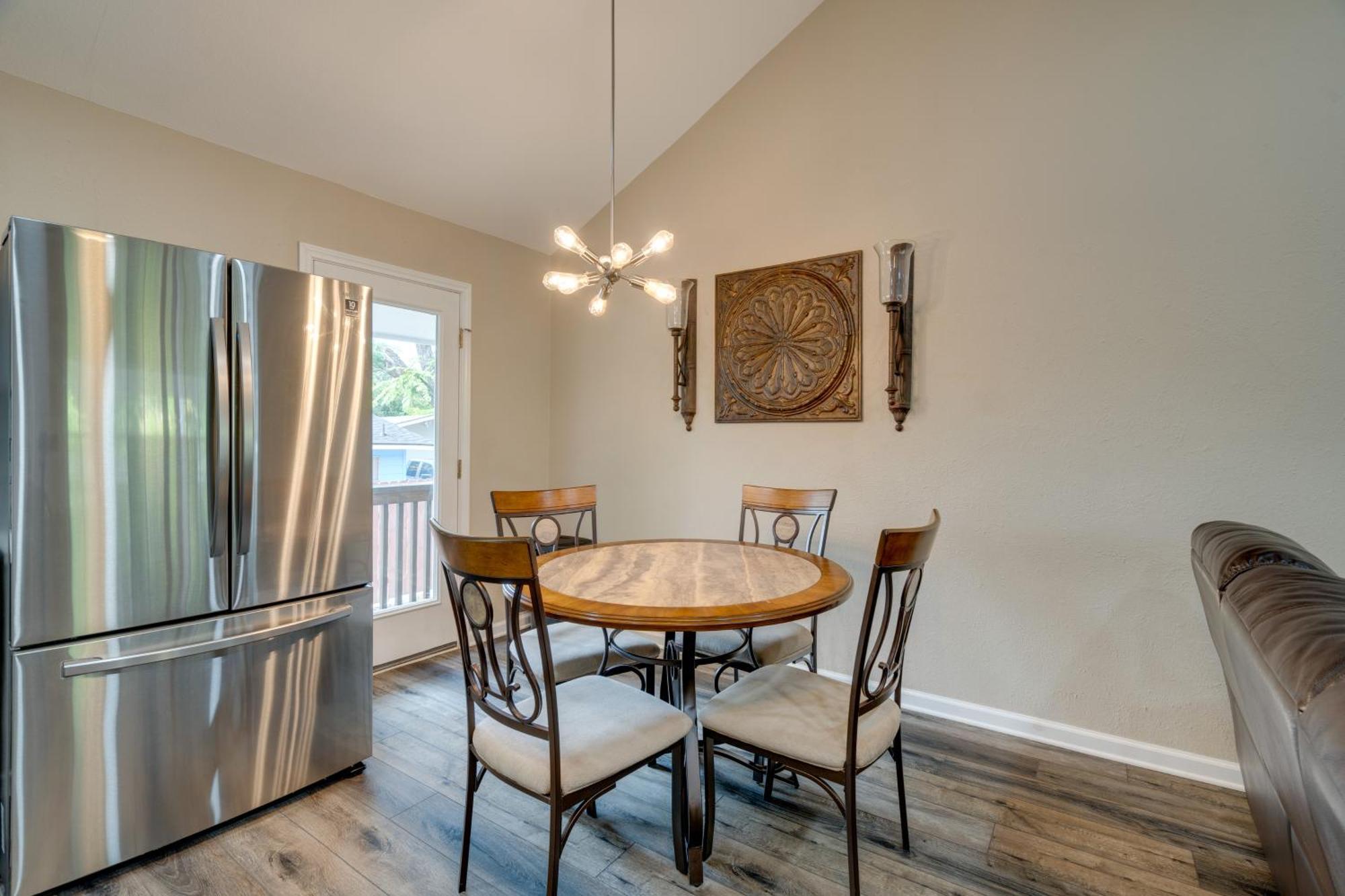 Holiday home Retreat With Patio And Grill, 6 Mi To Downtown!