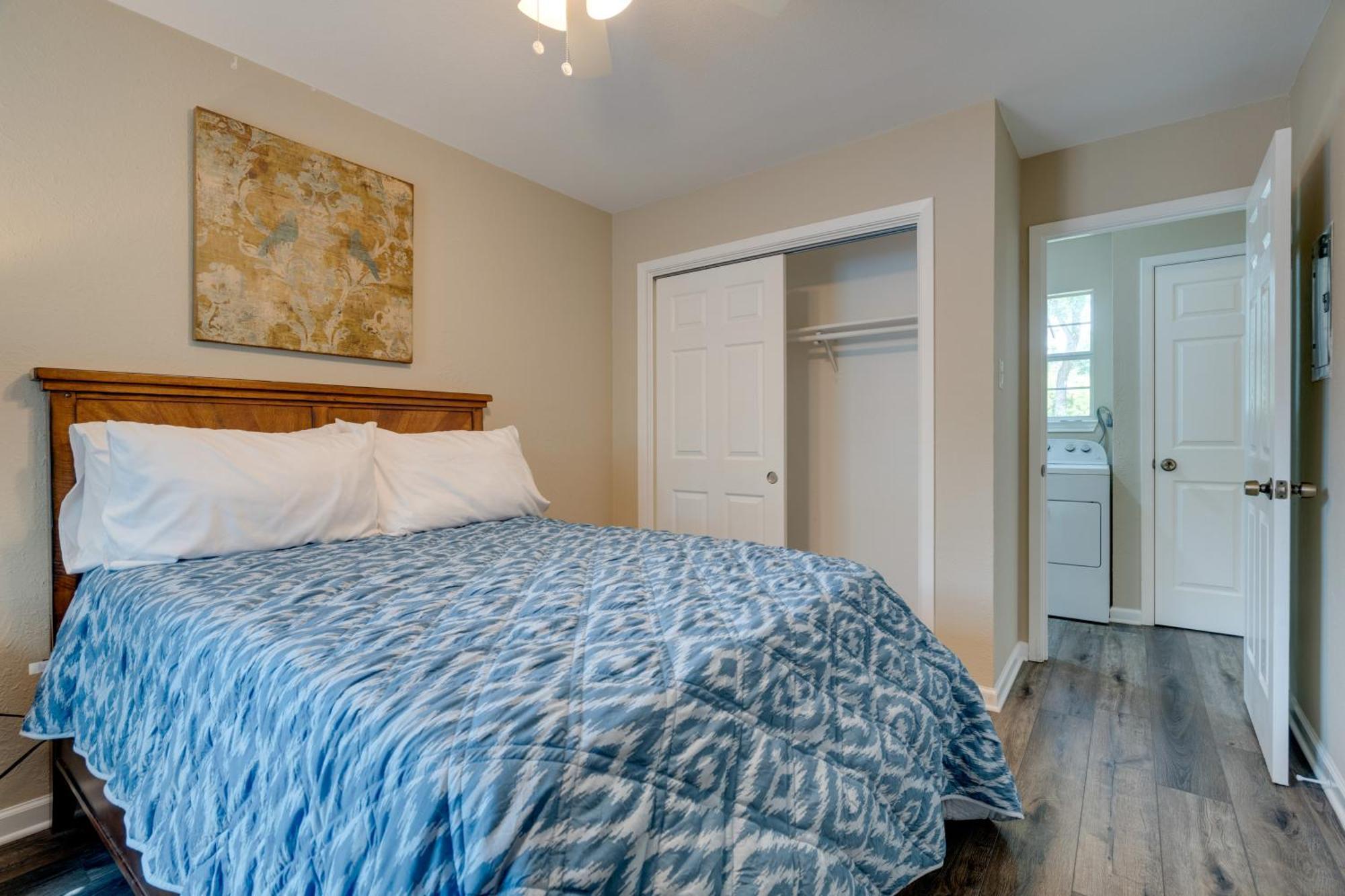 Holiday home Retreat With Patio And Grill, 6 Mi To Downtown! *