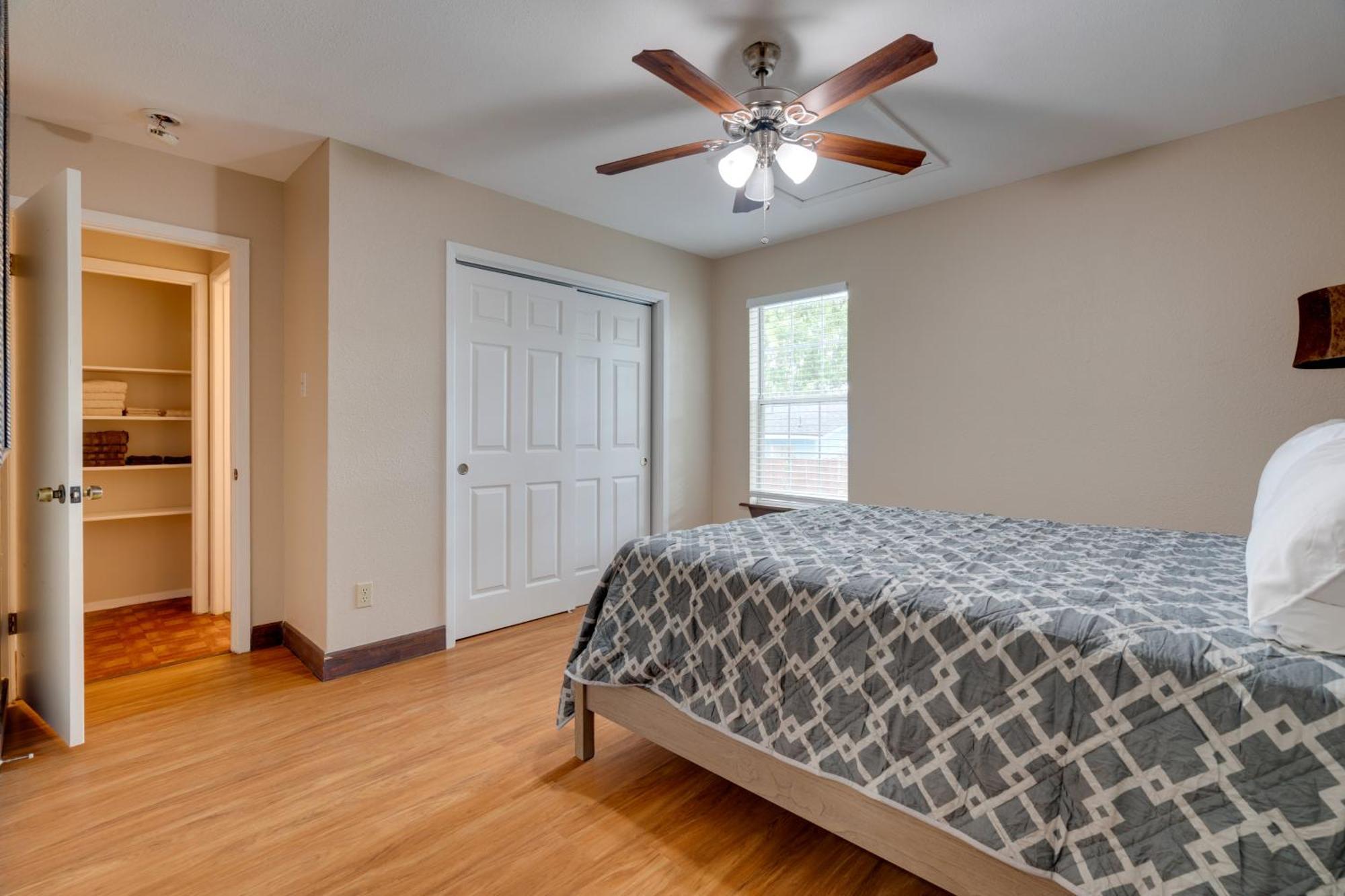 With 2 Patios And Grill 6 Mi To Downtown Holiday home *