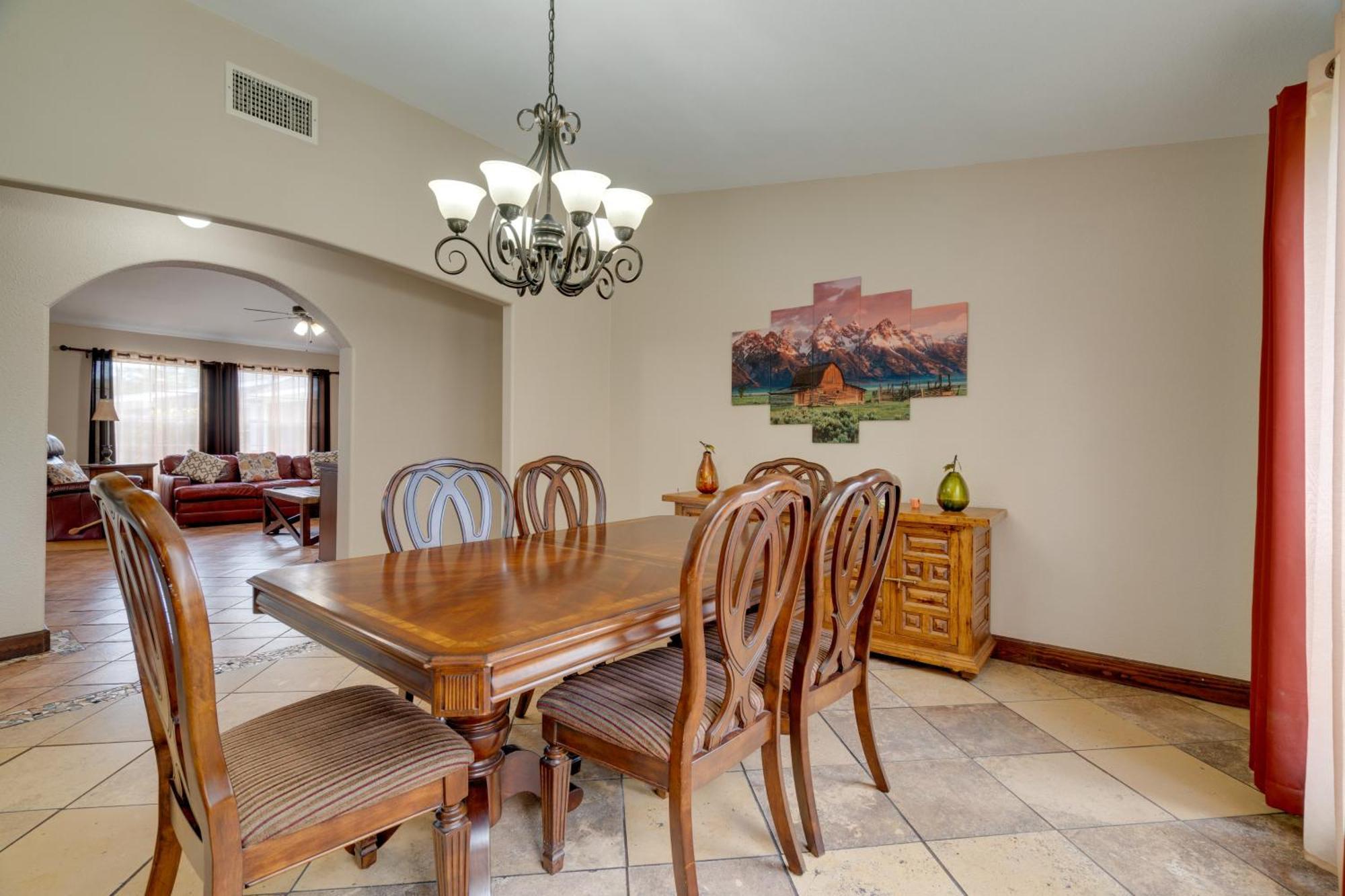 With 2 Patios And Grill 6 Mi To Downtown Holiday home *