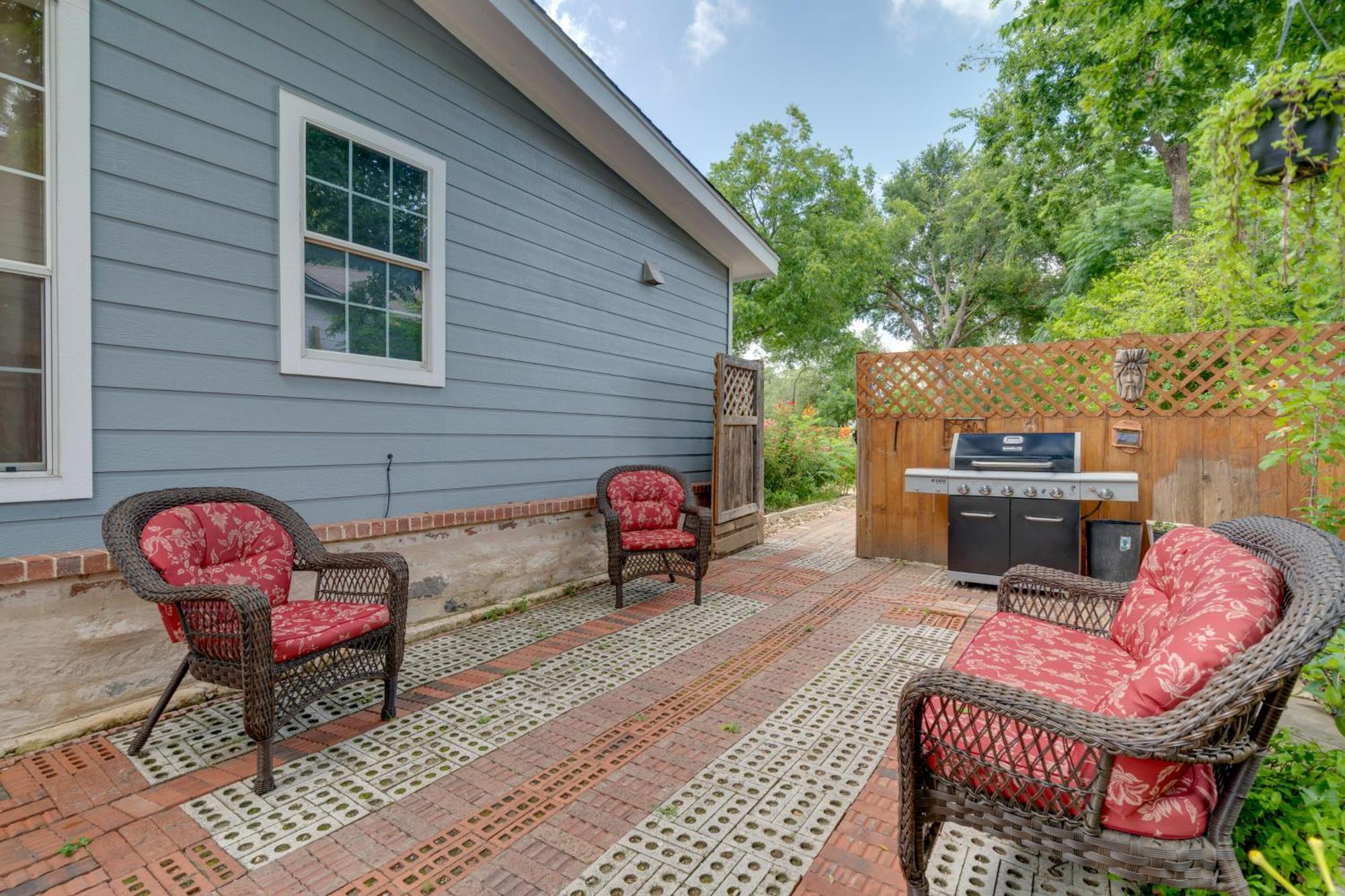 With 2 Patios And Grill 6 Mi To Downtown Holiday home