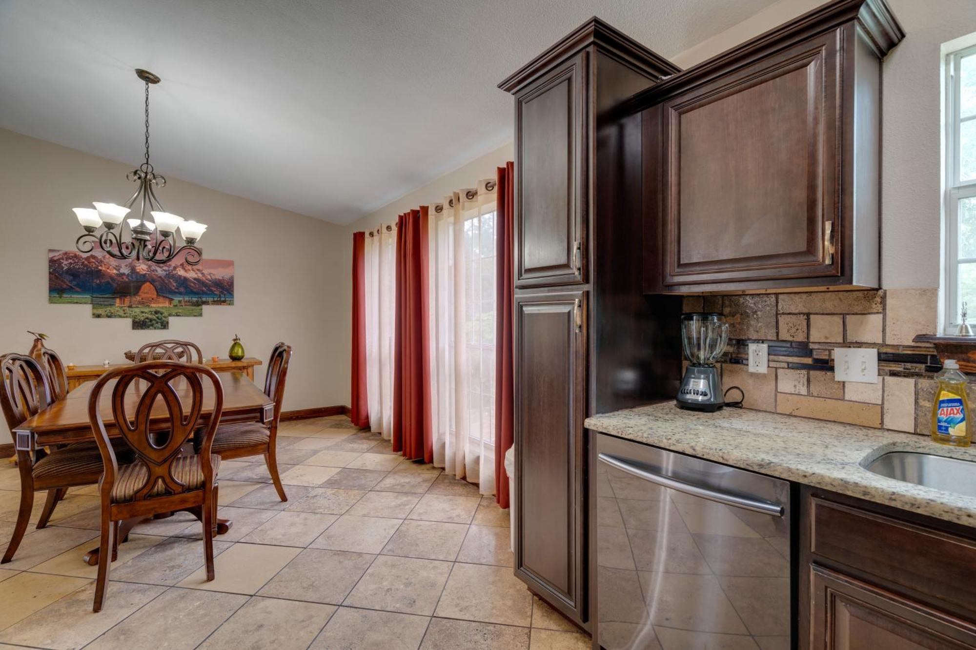 With 2 Patios And Grill 6 Mi To Downtown Holiday home *