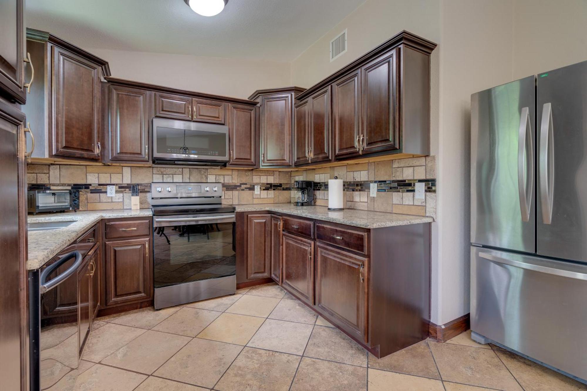 With 2 Patios And Grill 6 Mi To Downtown Holiday home Austin