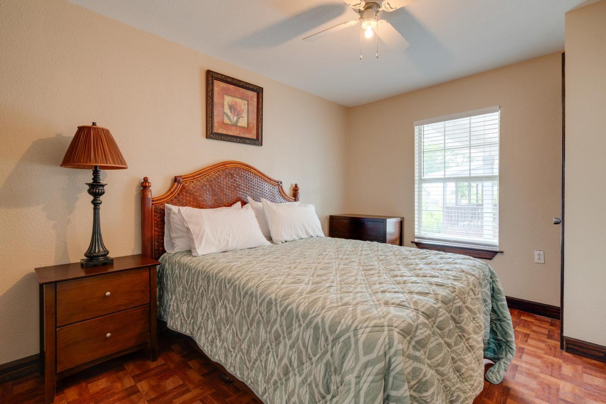 With 2 Patios And Grill 6 Mi To Downtown Holiday home *
