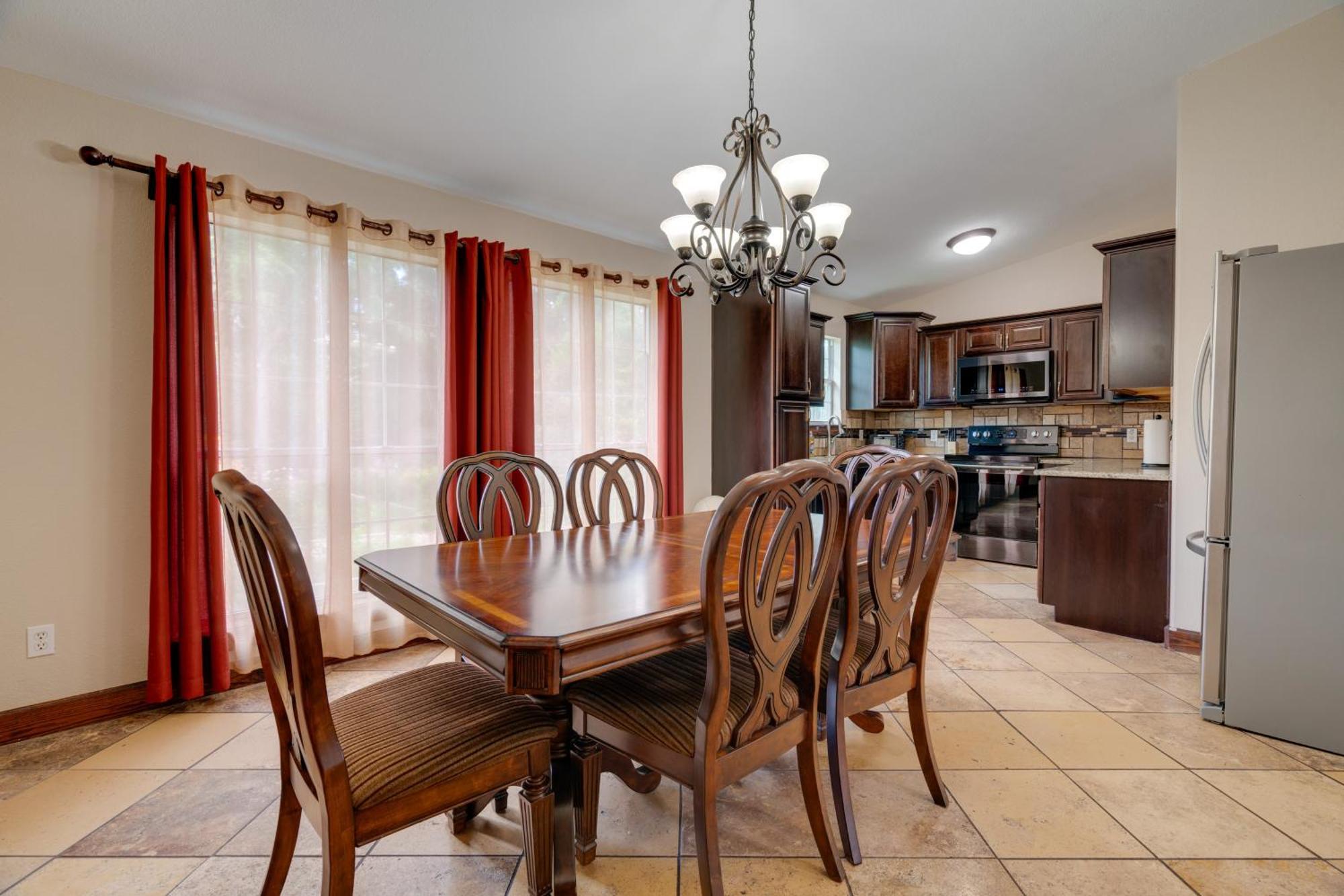 With 2 Patios And Grill 6 Mi To Downtown *