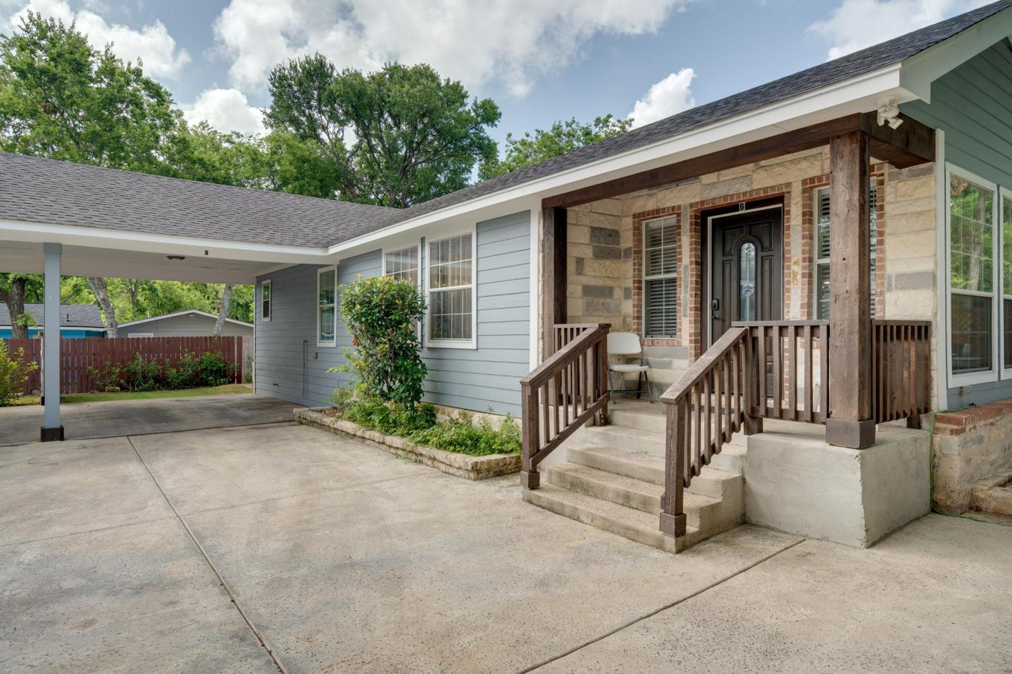 With 2 Patios And Grill 6 Mi To Downtown Holiday home *