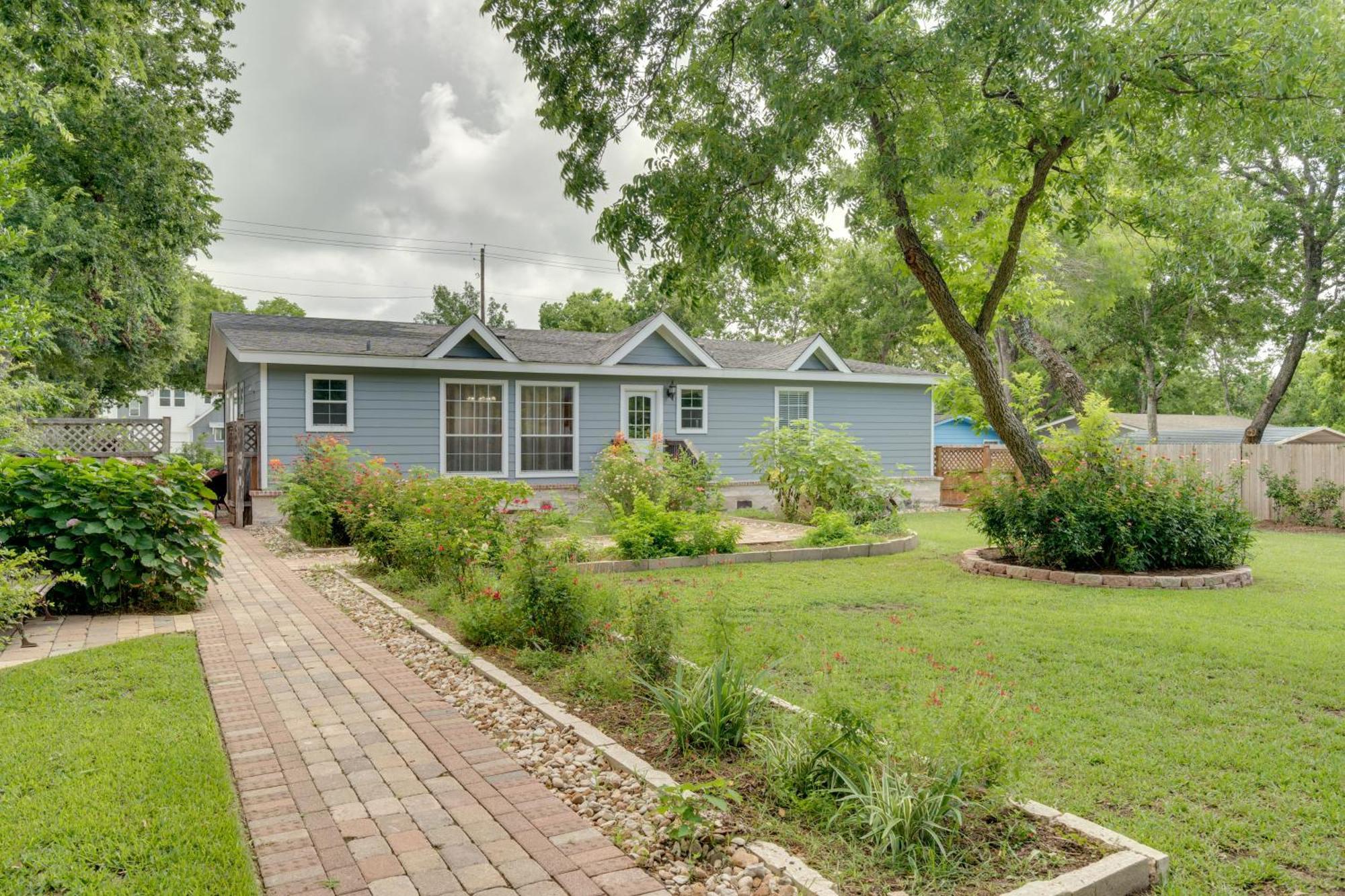 With 2 Patios And Grill 6 Mi To Downtown Austin