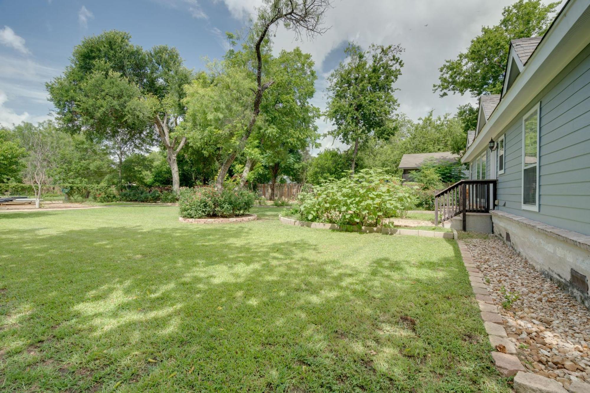 With 2 Patios And Grill 6 Mi To Downtown Holiday home Austin
