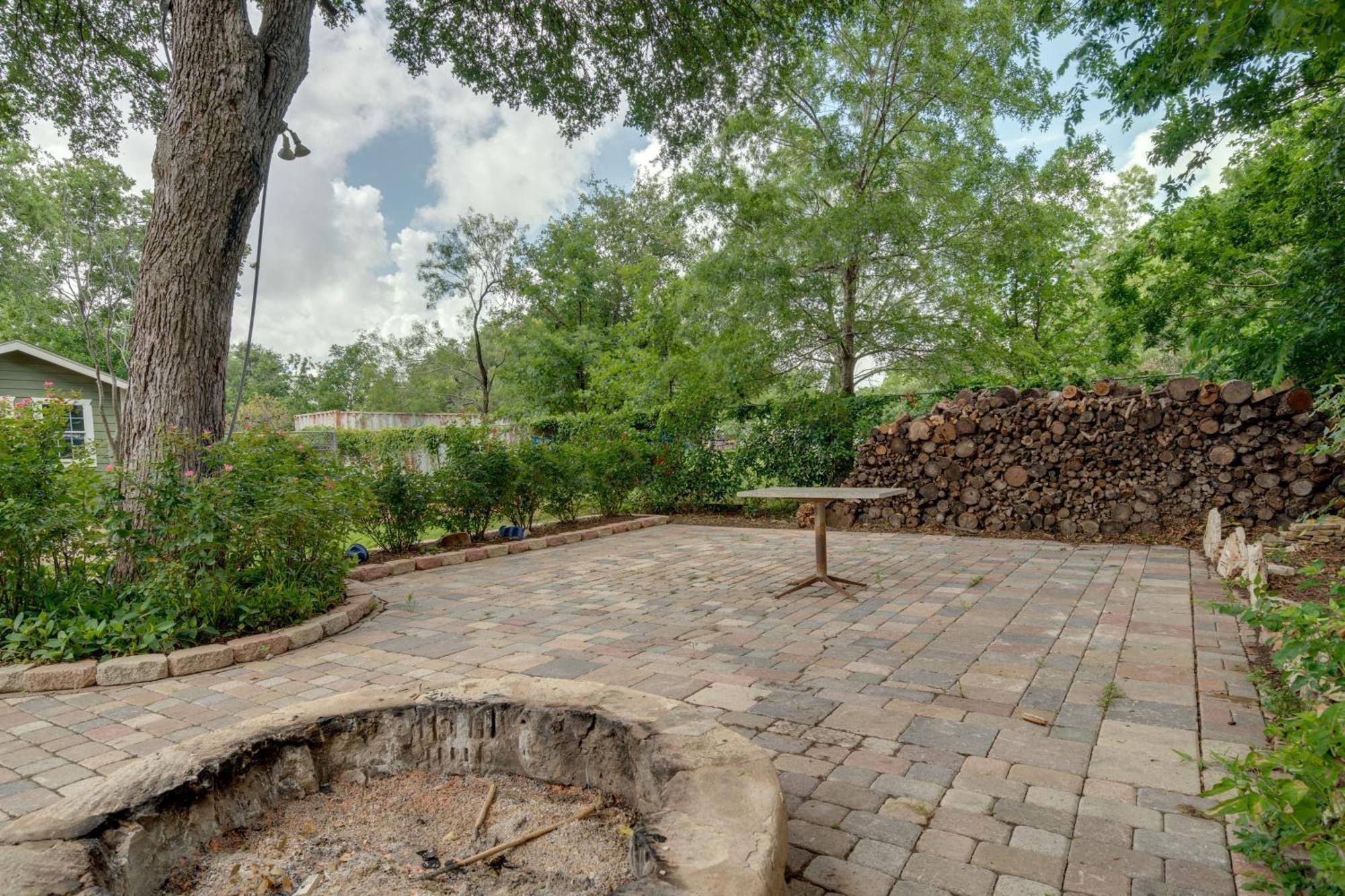 With 2 Patios And Grill 6 Mi To Downtown Holiday home *