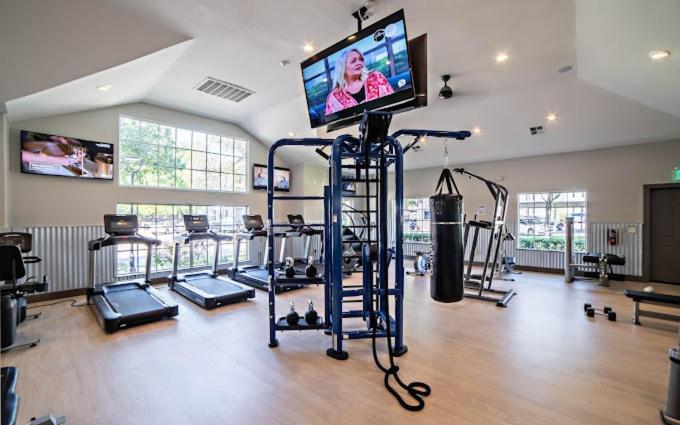 Spacious 2br King W Pool, Gym, Laundry - Close To Downtown