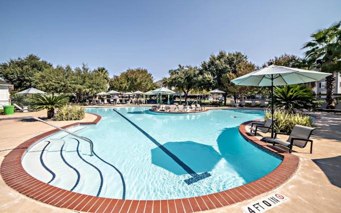 Spacious 2br King W Pool, Gym, Laundry - Close To Downtown Apartment *
