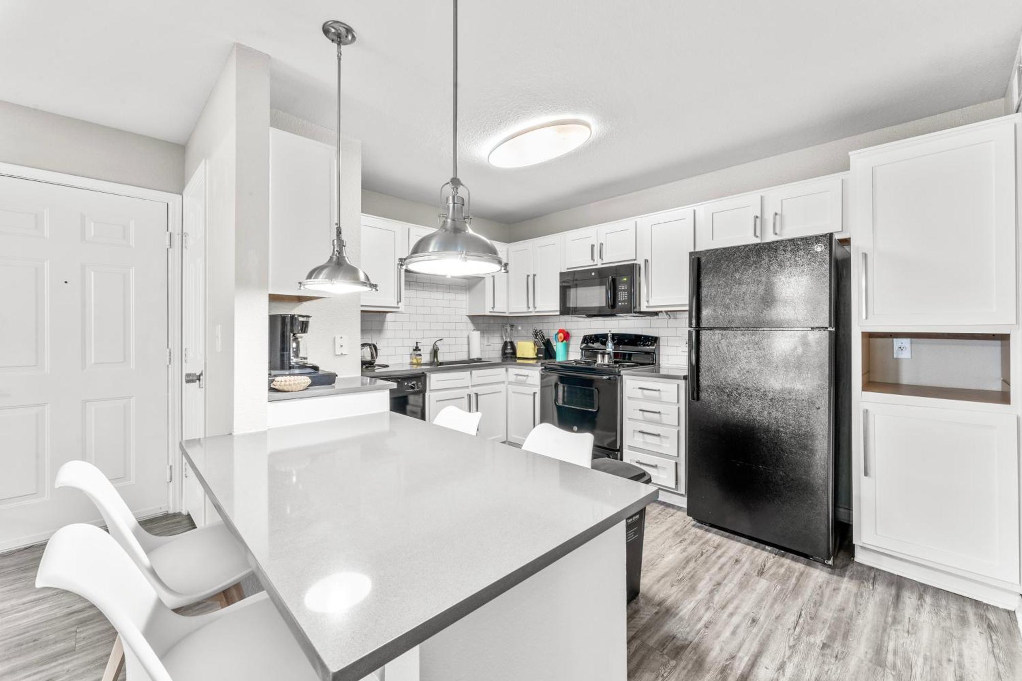 Apartment Spacious 2br King W Pool, Gym, Laundry - Close To Downtown *